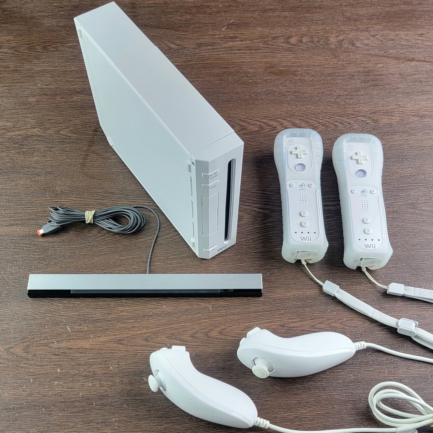 Nintendo Wii Console Bundle (Model RVL-001)